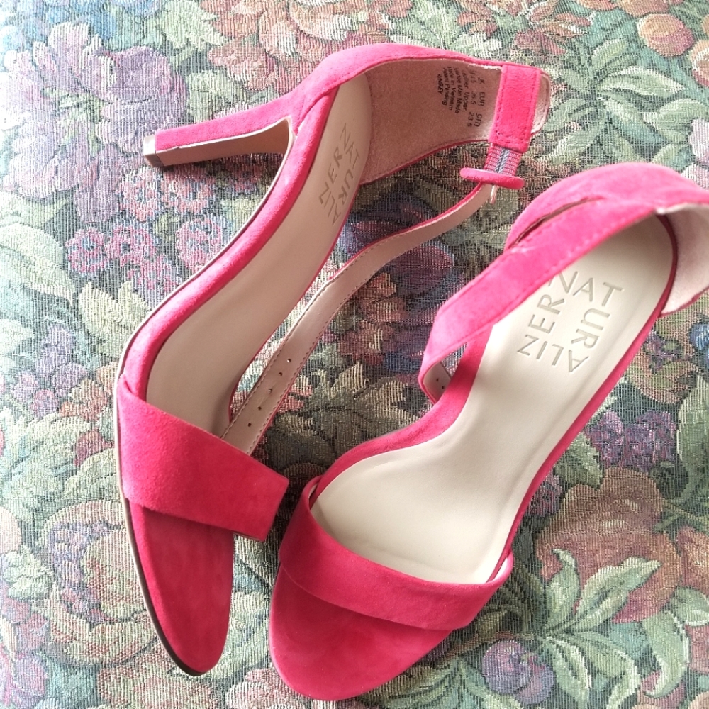 NEW Naturalizer sandal Heel in Kinsley